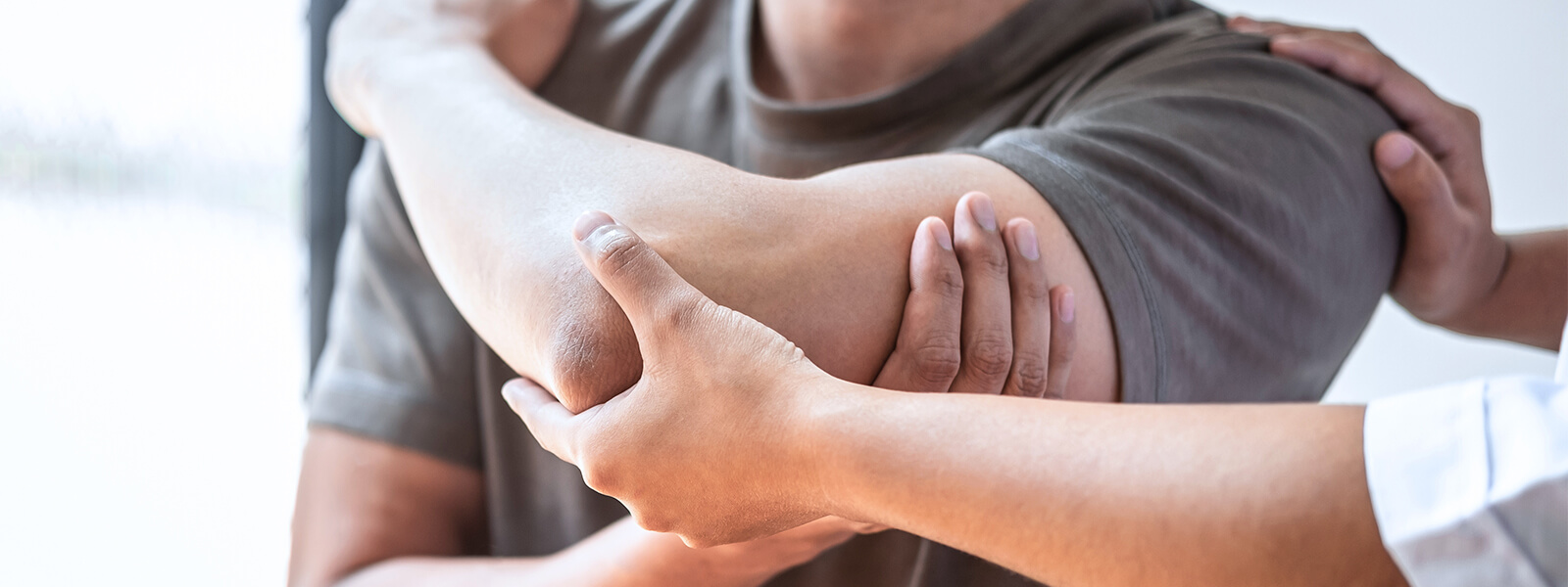 Leiten durch Bewegung des Ellenbogens. Zum Beispiel bei einer Schmerztherapie oder einer Bewegungstherapie.
