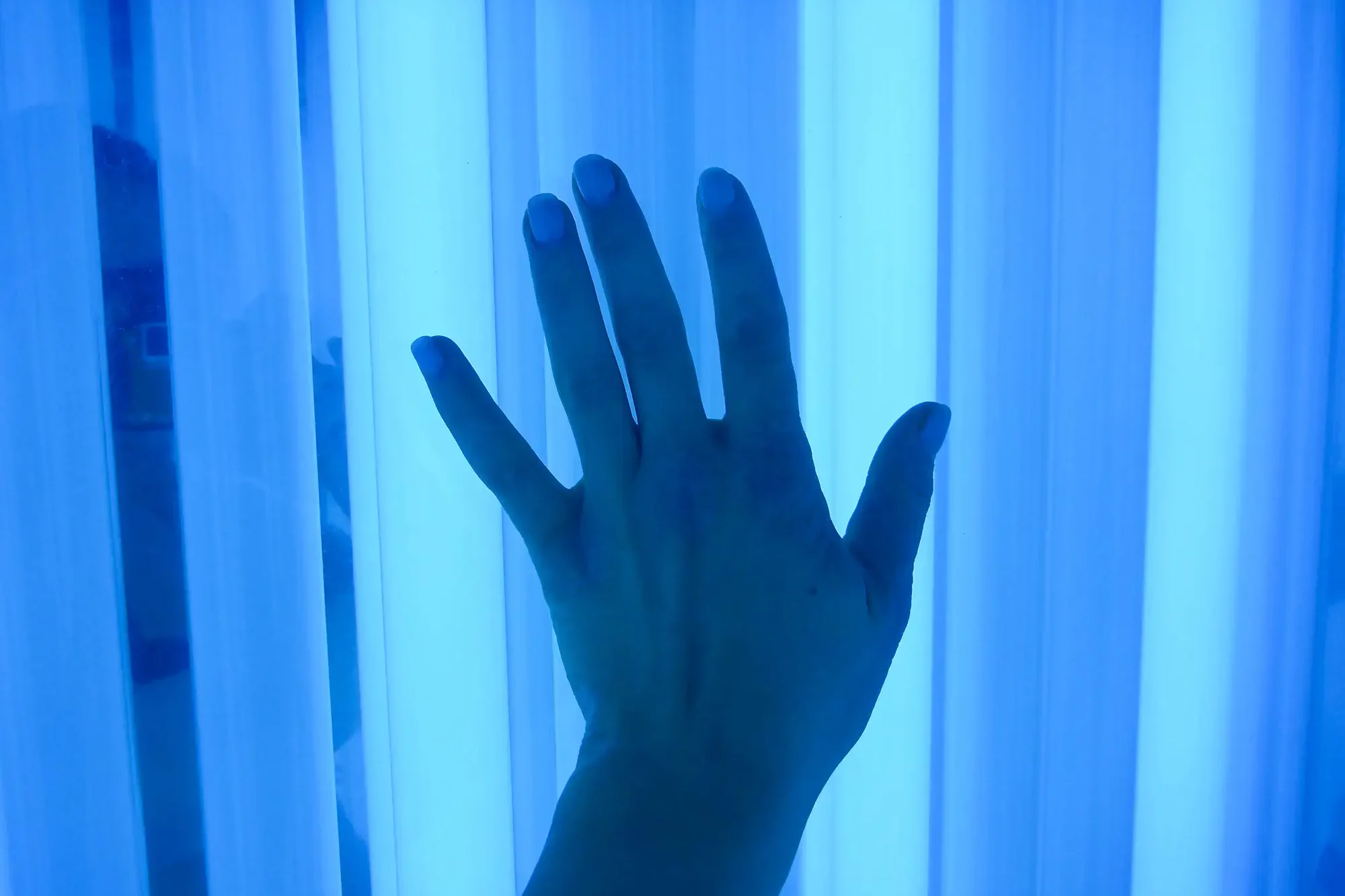 Blaues Licht einer Fototherapie.