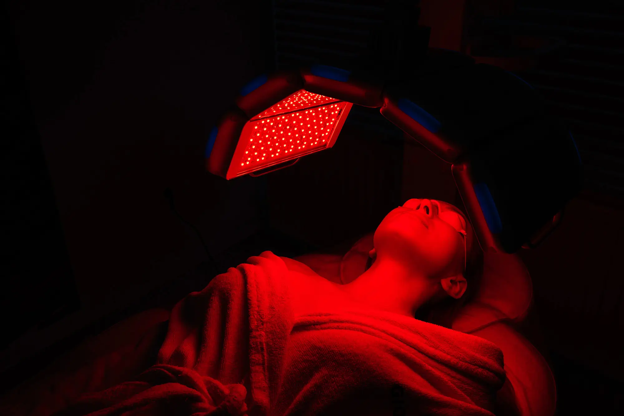 Behandlungsmethode der Fototherapie mit rotem Licht.