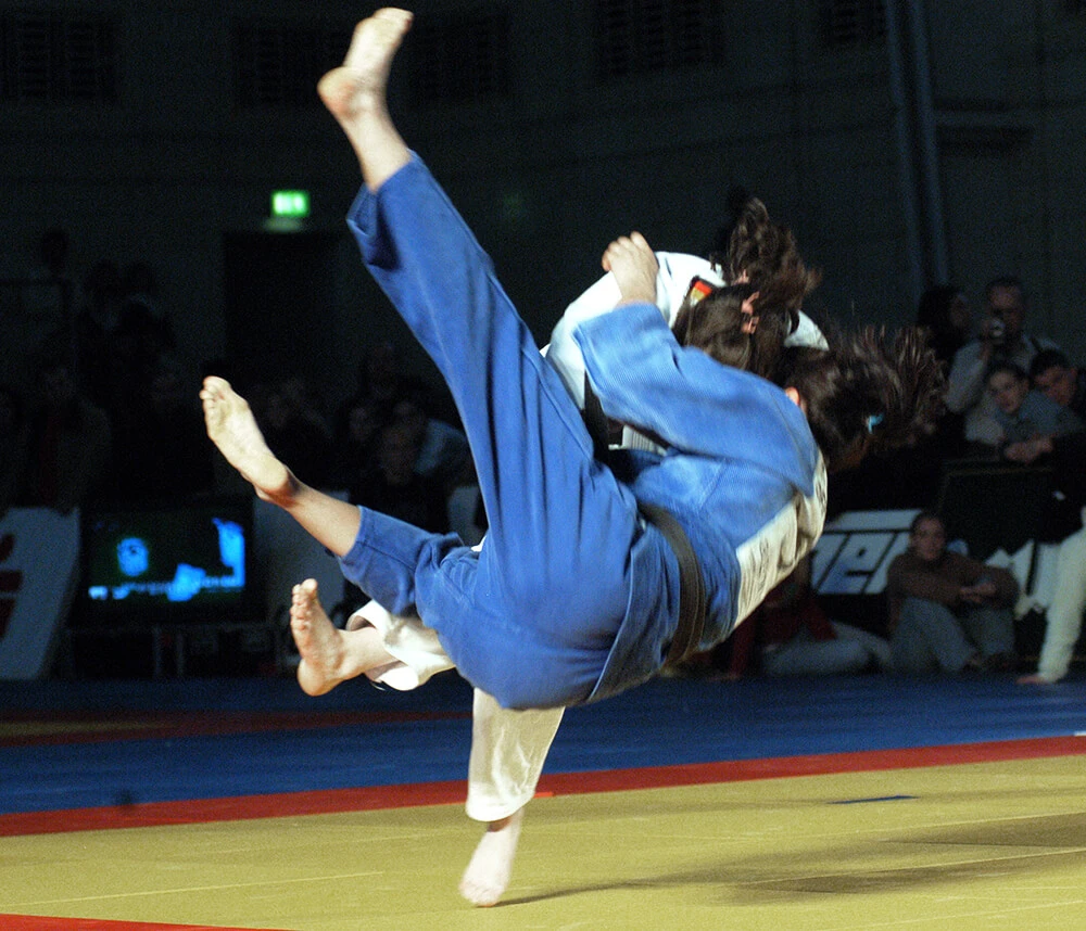 Zwei Judoka im Wettkampf bei einer Wurftechnik