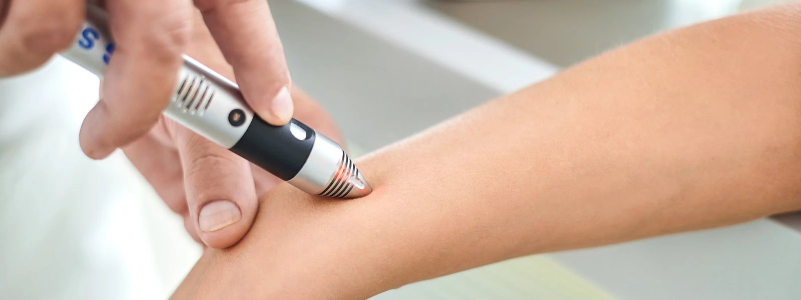 Laserakupunktur bei einer Patientin in der orthopädischen Praxis